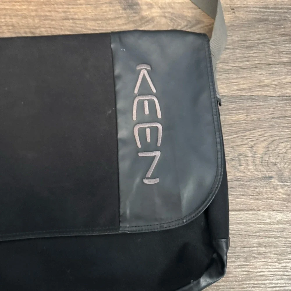 Keen Hybrid Transport MORTON MESSENGER Messenger U Bag‎ Sling Bag Black Color